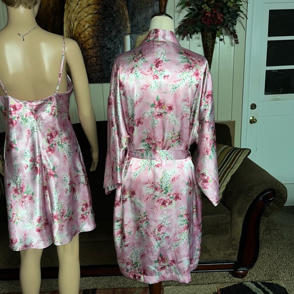 Private Luxuries • Medium • Floral • Pink • Nightgown/ Robe Set - Picture 6 of 16